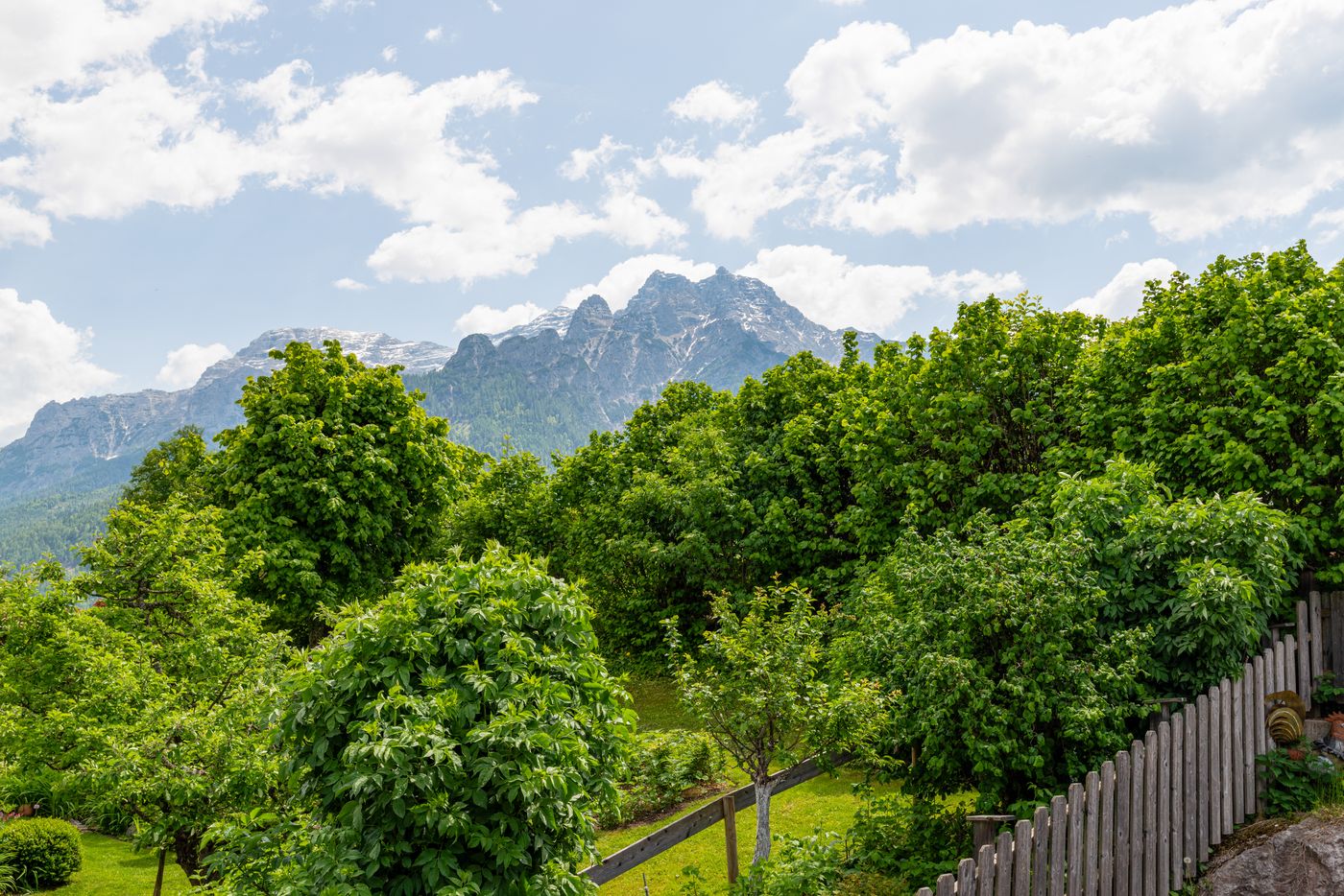Überdachter Balkon mit Lounge- und Essbereich