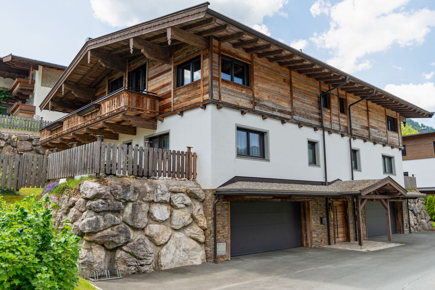 Schlafzimmer mit Altholz-Schrankfront und Bergmotiv