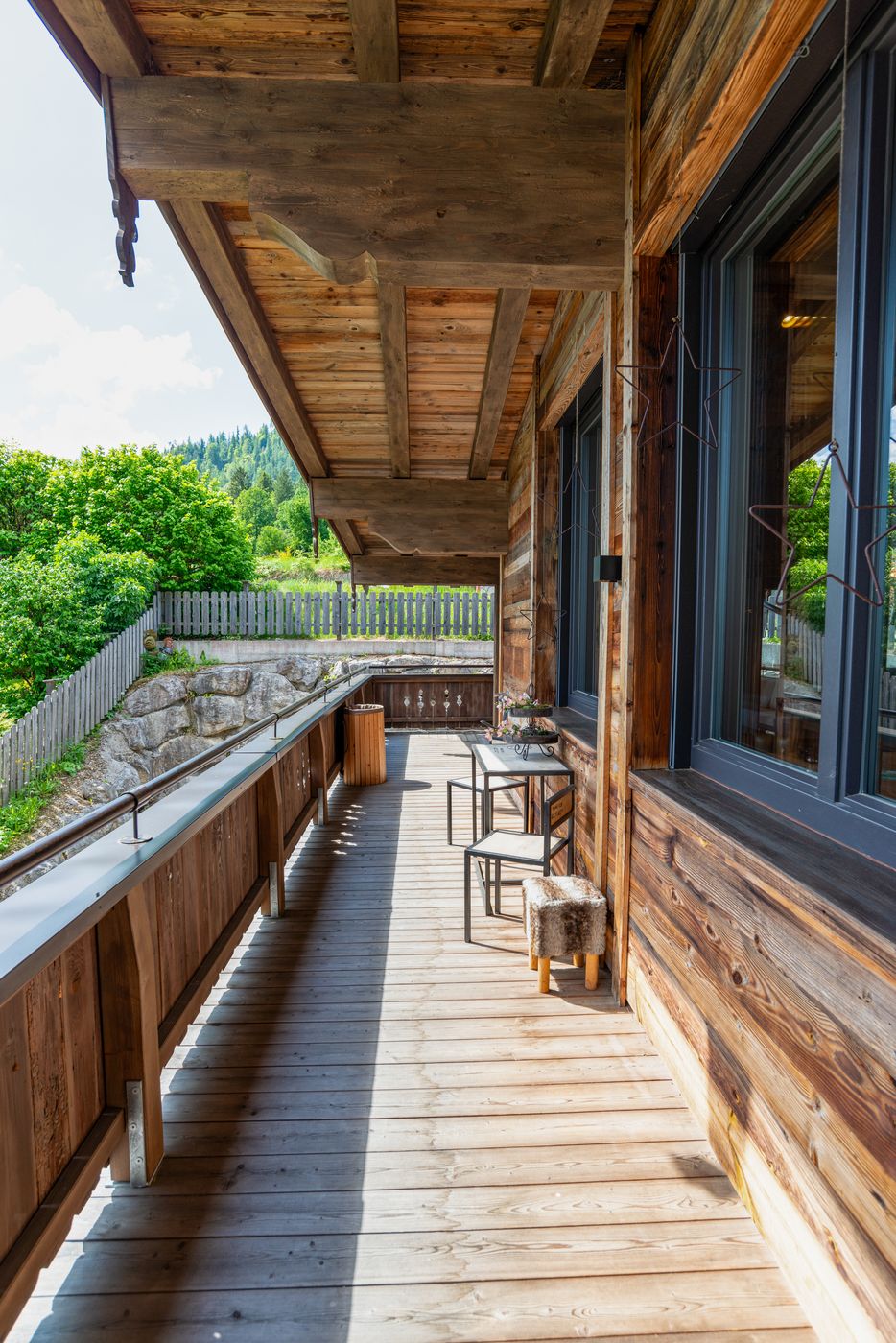 Terrasse und Garten aus der Vogelperspektive mit Bergblick