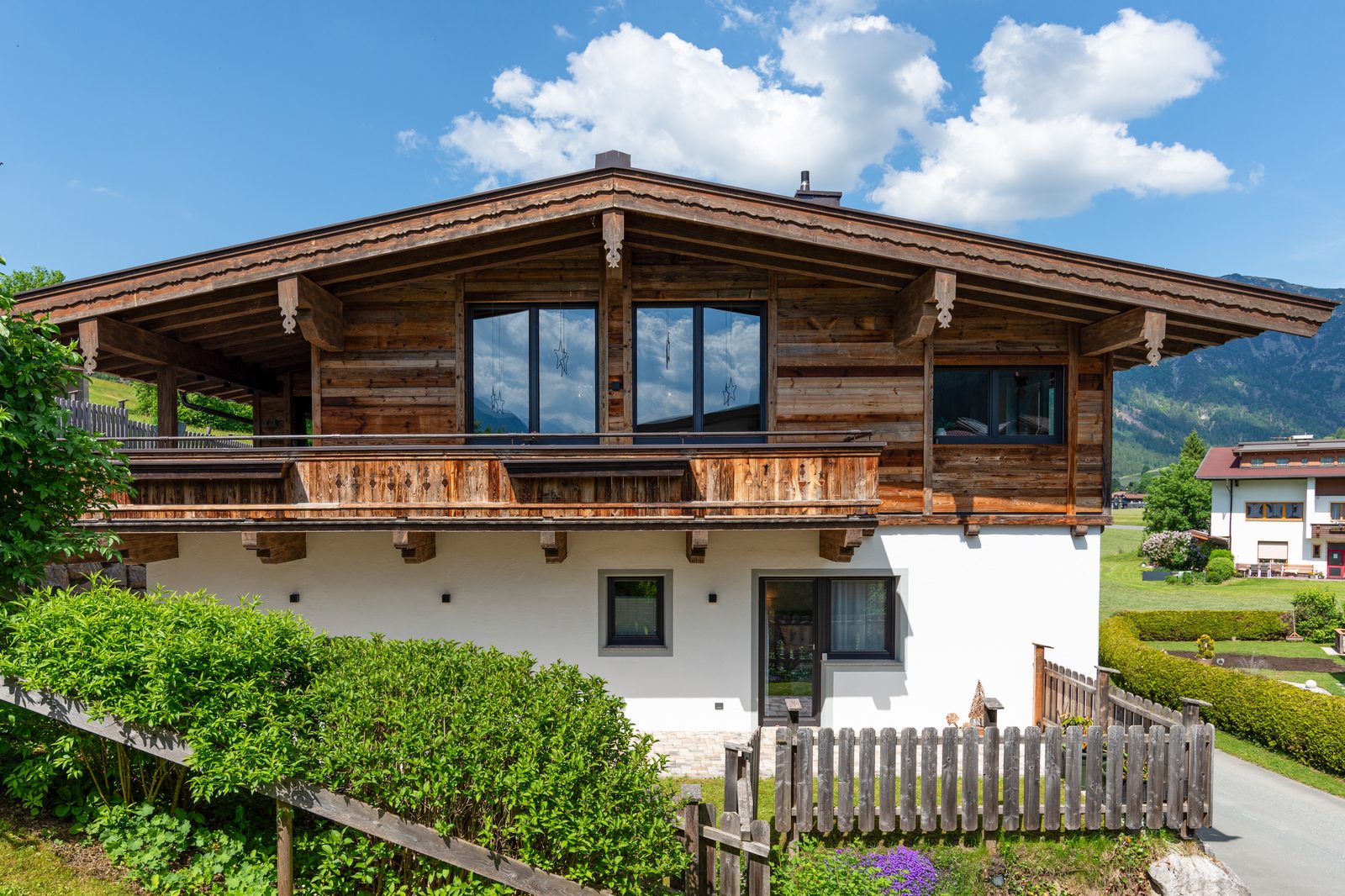 Doppelhaushälfte von der Gartenseite mit Bergblick